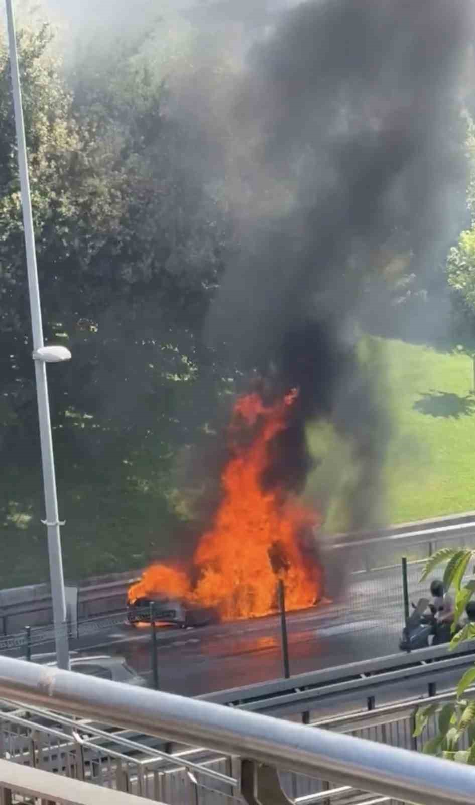 Üsküdar’da lüks otomobil alev alev yandı