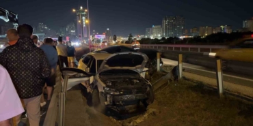 Makas atan araç kazaya sebep oldu: 2 otomobil yol ayrımındaki boşluğa düştü