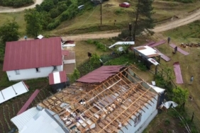 Yaylada şiddetli rüzgar ağaçları devirdi, çatıları uçurdu