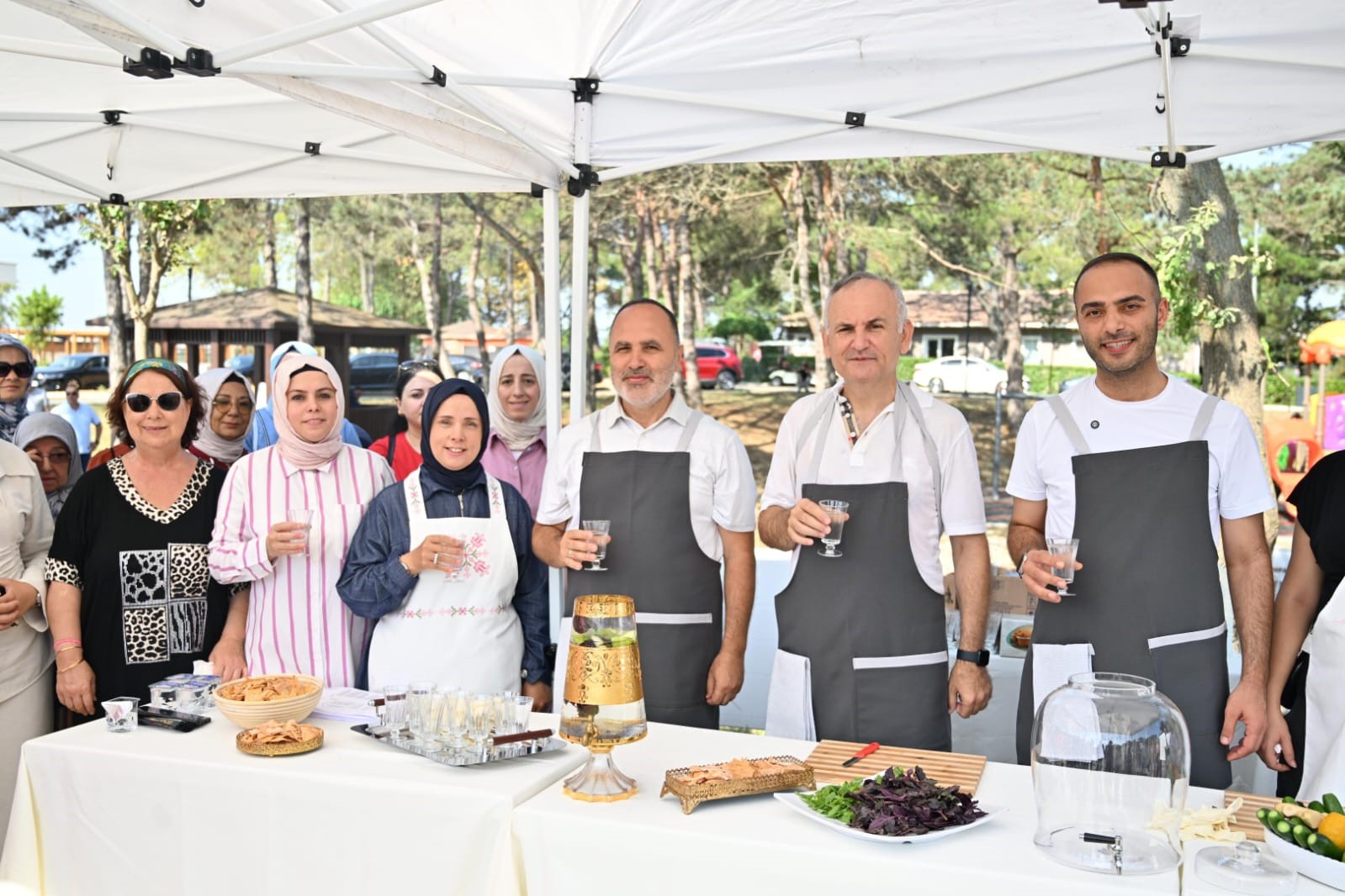 Gaziosmanpaşa Belediyesi’nin yenilediği Millet Bahçesi’ne ilk adımı kadınlar attı