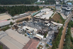 Çekmeköy’de yanarak küle dönen sünger fabrikası havadan görüntülendi