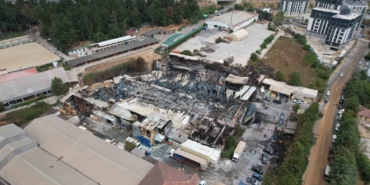 Çekmeköy’de yanarak küle dönen sünger fabrikası havadan görüntülendi