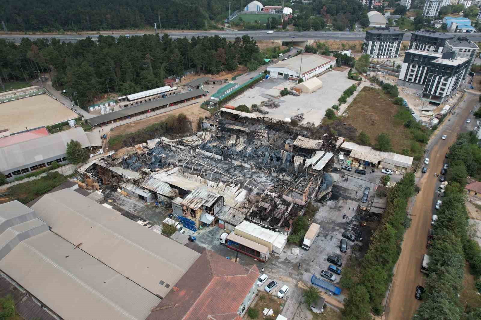 Çekmeköy’de yanarak küle dönen sünger fabrikası havadan görüntülendi
