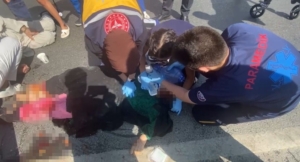 Ümraniye’de karşıdan karşıya geçen çifte panelvan çarptı: 1 ağır yaralı