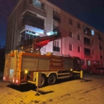 Pencereye sıkışan kuş için itfaiye seferber oldu