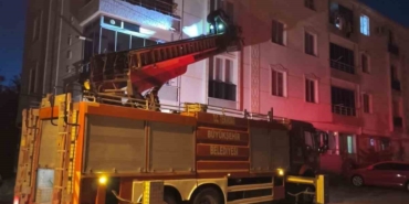 Pencereye sıkışan kuş için itfaiye seferber oldu