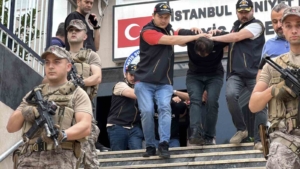 Küçükçekmece’de 2 kişinin yaralandığı silahlı çatışmanın zanlıları adliyeye sevk edildi