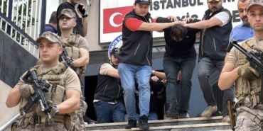 Küçükçekmece’de 2 kişinin yaralandığı silahlı çatışmanın zanlıları adliyeye sevk edildi