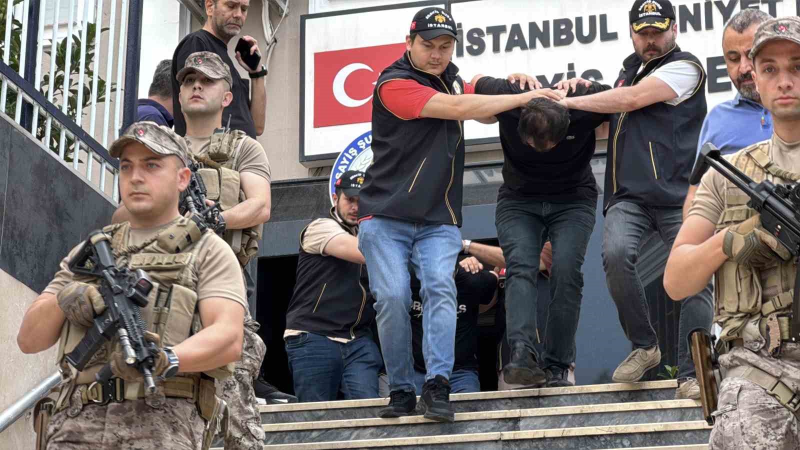 Küçükçekmece’de 2 kişinin yaralandığı silahlı çatışmanın zanlıları adliyeye sevk edildi