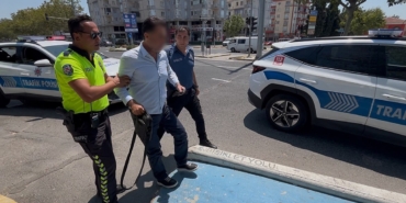 Tekirdağ’da arabasıyla kaldırımda iki kişiye çarpan alkollü doktor tutuklandı