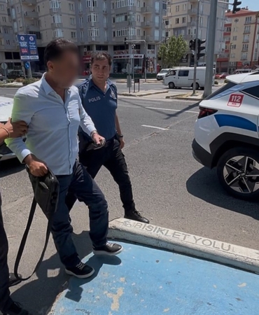 Tekirdağ’da arabasıyla kaldırımda iki kişiye çarpan alkollü doktor tutuklandı