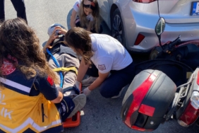 Bandırma’da motosiklet kırmızı ışıkta bekleyen araca çarptı