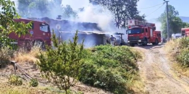 Ev alevler içinde kaldı, uyuyakalan ev sahibini çevredekiler kurtardı