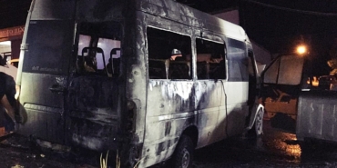 Çorlu’da park halindeki iki minibüs alev topuna döndü