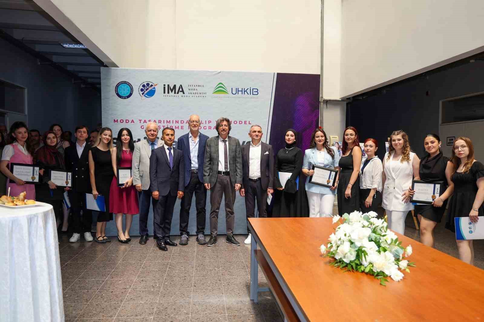 Moda Tasarımında Kalıp ve Model Geliştirme Programı yeni mezunlarını verdi