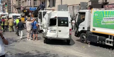 Beyoğlu’nda İETT otobüsünün karıştığı zincirleme kaza kamerada
