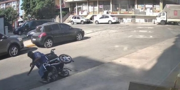 Pendik’te akülü arabadan düşen engelli vatandaşın yardımına esnaf koştu