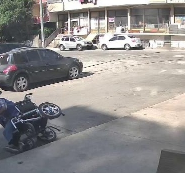 Pendik’te akülü arabadan düşen engelli vatandaşın yardımına esnaf koştu