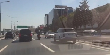 Trafikte ters yönde geri geri giden araç kamerada