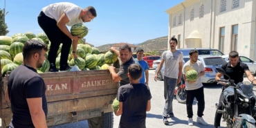 Tonlarca karpuzu satın alarak ücretsiz dağıttı