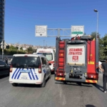 Araca yaslanarak arkadaşıyla konuşan şahsa otomobil çarptı
