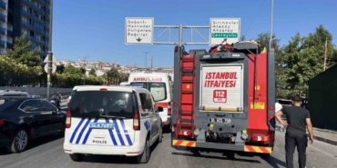 Araca yaslanarak arkadaşıyla konuşan şahsa otomobil çarptı