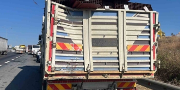 TEM’de yolcu otobüsü kamyona çarptı: 1’i ağır 7 yaralı