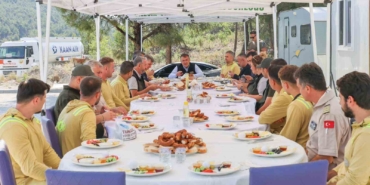 Vali Sözer, orman yangınlarına karşı mücadele eden kahramanlarla bir araya geldi