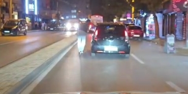 Scooterli gencin tehlikeli yolculuğu kamerada