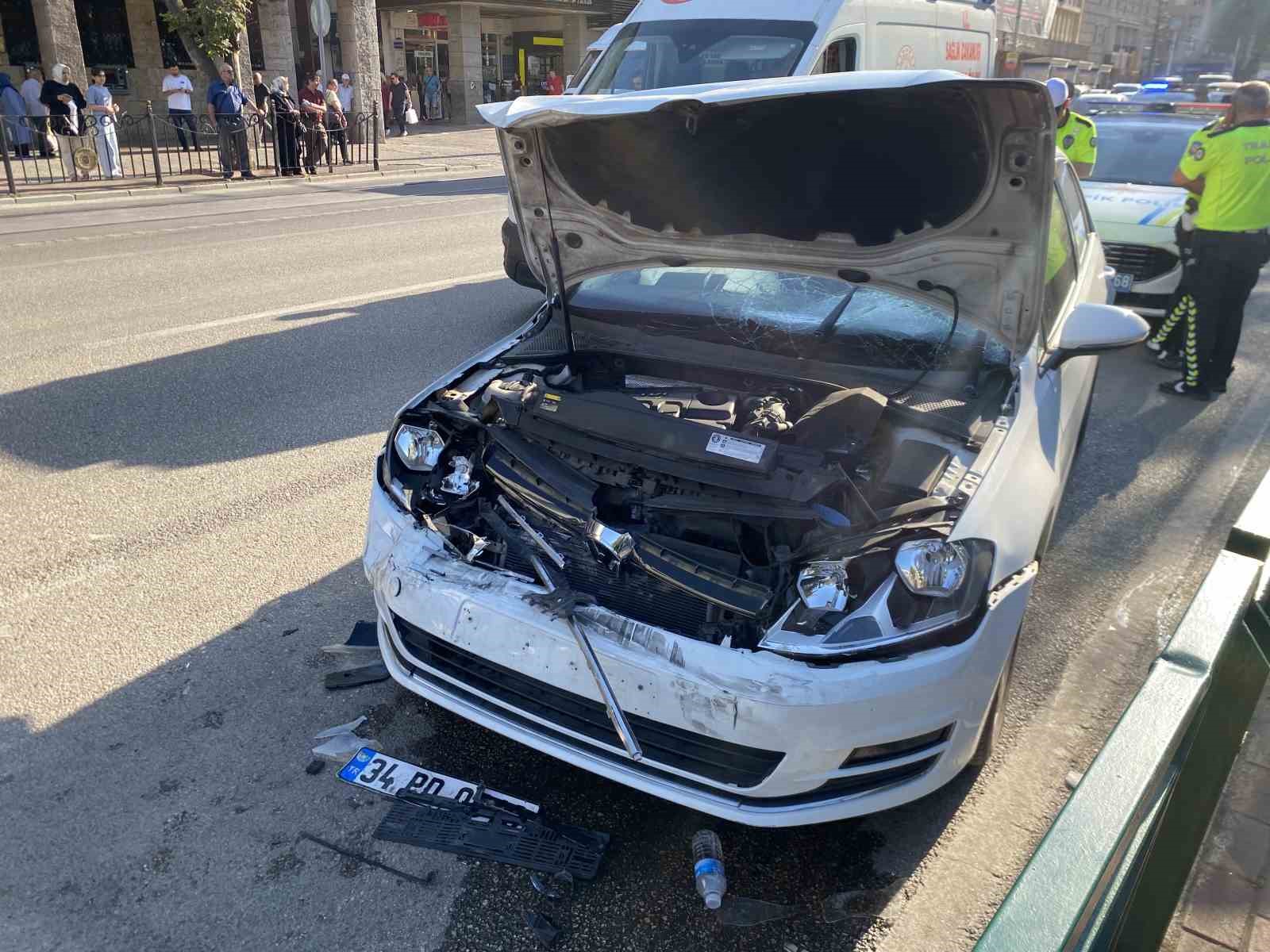 Park uygulaması yapan polise otomobil çarptı