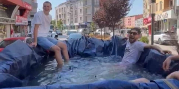 Sıcak havalardan bunaldılar, traktörün römorkunu havuz yapıp şehir turu attılar