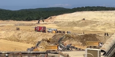 Çatalca’da kum ocağında göçük: İş makinesi atık su biriken alana düştü, operatörü kurtarma çalışmaları sürüyor