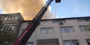 Çatı katını alevler sardı: Mahsur kalan 2 kişi kurtarıldı