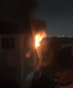 Avcılar Firuzköy’de panik anları: Sıcağa dayanamayan buzdolabı alev alev yandı