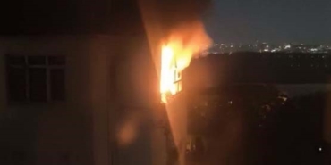 Avcılar Firuzköy’de panik anları: Sıcağa dayanamayan buzdolabı alev alev yandı