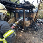 Alevlere teslim olan ahır ve samanlık kullanılamaz hale geldi