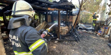 Alevlere teslim olan ahır ve samanlık kullanılamaz hale geldi