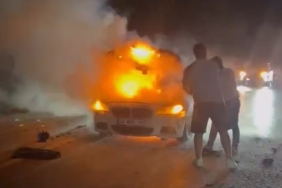 Arnavutköy’de seyir halindeki araç alev alev yandı