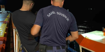 Gemide saklanarak yurt dışına kaçamak isteyen göçmenler kaptanın ihbarıyla yakalandı