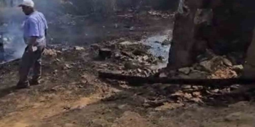 Tutuşan saman balyaları ile büyüyen alevlere itfaiye müdahale etti