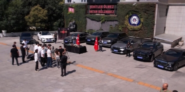 POS cihazlarıyla para aklama operasyonunda ele geçirilen lüks araçlar emniyette sergilendi