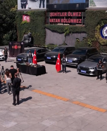 POS cihazlarıyla para aklama operasyonunda ele geçirilen lüks araçlar emniyette sergilendi