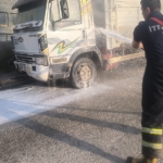 Park halindeyken yanmaya başlayan kamyonet kısa sürede söndürüldü