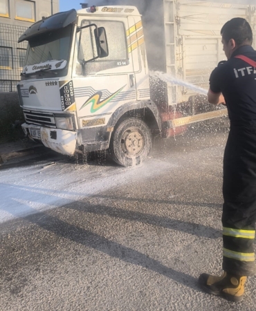 Park halindeyken yanmaya başlayan kamyonet kısa sürede söndürüldü