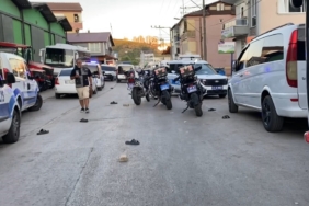 Ev baskınıyla başlayan kavgada sokak savaş alanına döndü