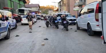 Ev baskınıyla başlayan kavgada sokak savaş alanına döndü