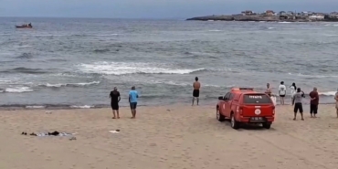 Denizde boğulma tehlikesi geçiren 2 kişi kurtarıldı, 1 kişi kayboldu