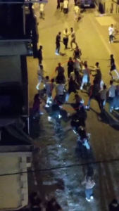 Esenyurt’ta iki aile arasında gürültü kavgası: Polisin motosikletteki kaskını alıp komşusuna saldırdı