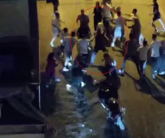 Esenyurt’ta iki aile arasında gürültü kavgası: Polisin motosikletteki kaskını alıp komşusuna saldırdı