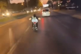 Bursa’da motosiklete uzanarak gitti, canını hiçe saydı